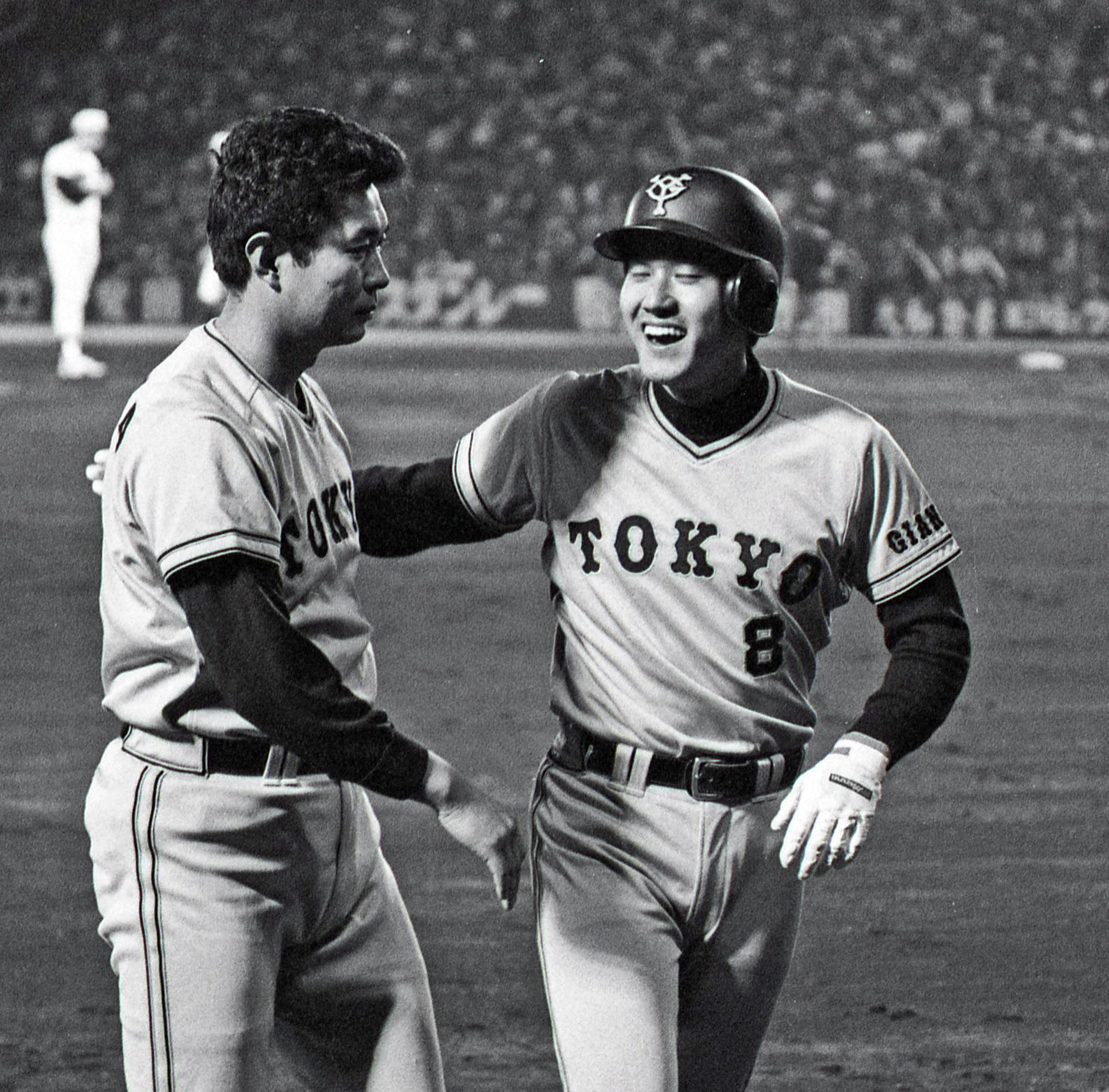 1986年の阪神戦、2回表1死一、ニ塁の好期で原が左越へプロ入り通算150号を放ち、江川に迎えられる