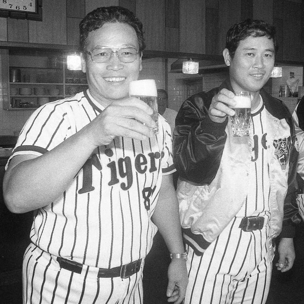 81年10月12日、甲子園で最終戦を終え、喫茶「蔦」で首位打者の藤田平（右）と乾杯する中西監督