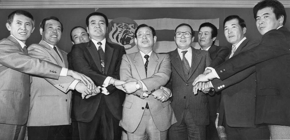 84年11月、（左から）一枝、並木、加納、米田、（右から）山本晴、竹之内、高橋、土井の各コーチと手を取り合う吉田監督