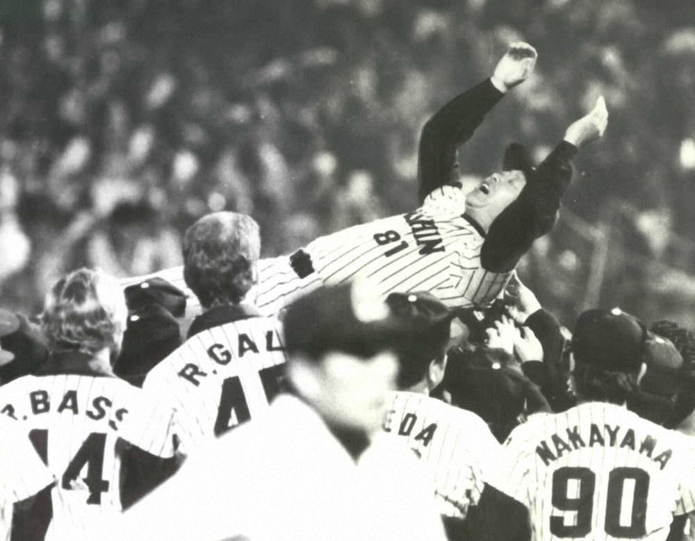 85年10月16日、21年ぶりのリーグ優勝を決め、ナインから胴上げされる吉田監督