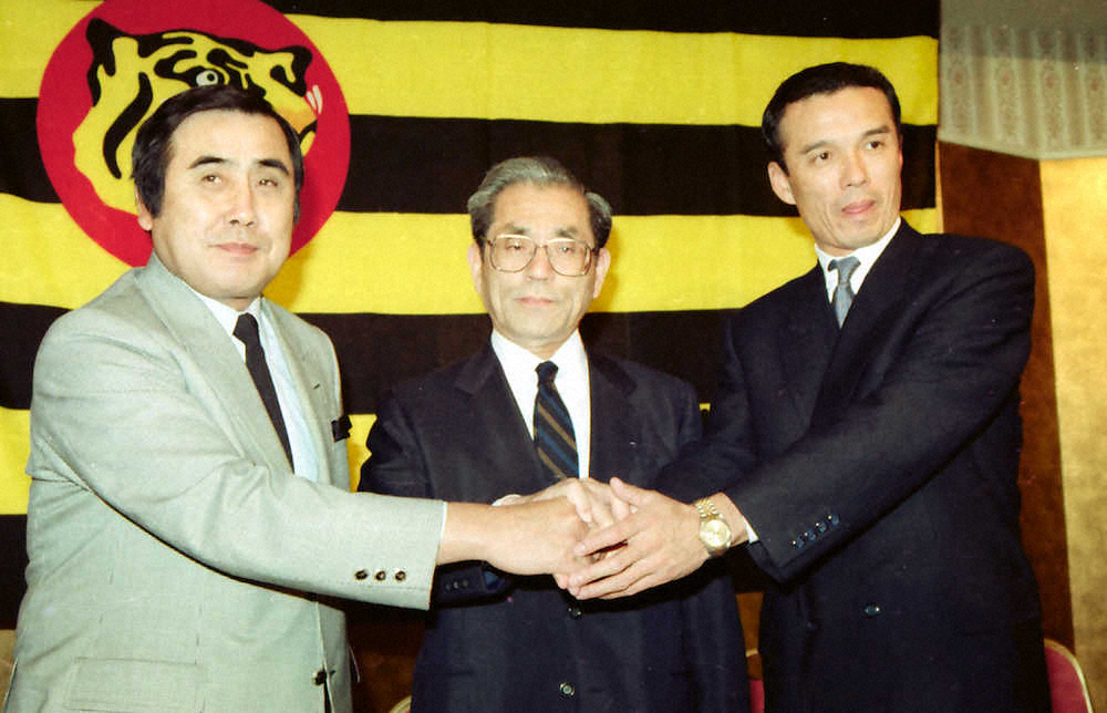 1989年10月18日、村山監督の辞任で第25代監督に就任した阪神・中村新監督（右）中央は久万オーナー