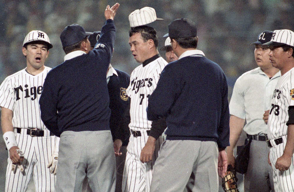 94年5月1日、巨人戦で久慈への死球が空振りと判定され、山本塁審に暴言を吐き退場処分になる阪神・中村監督
