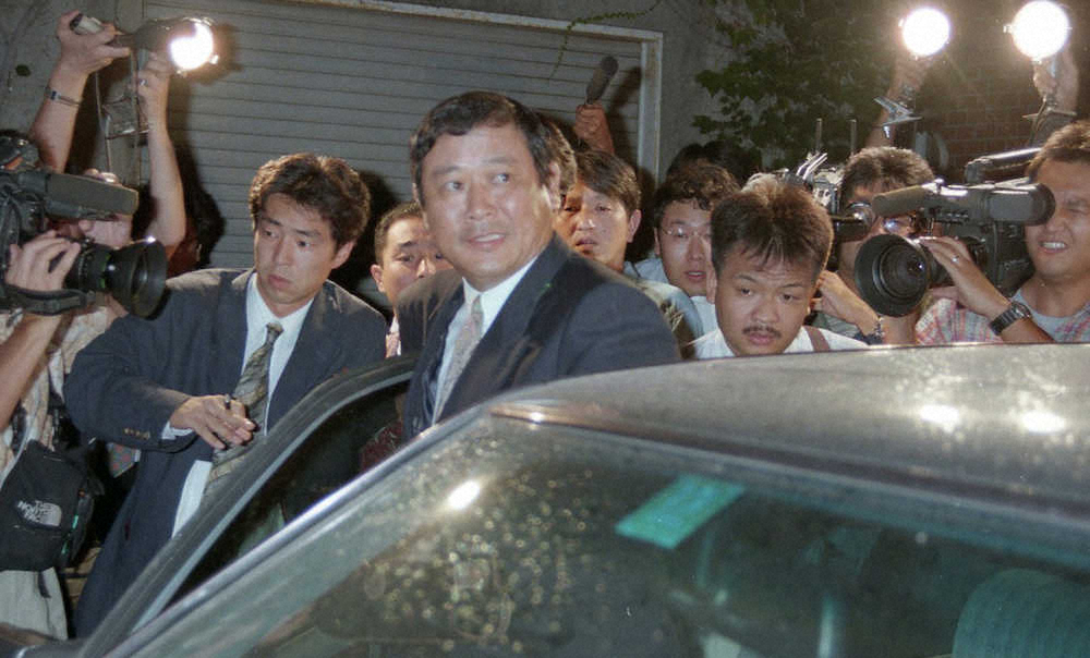 1996年9月12日の午後5時から、翌13日午前2時過ぎまで9時間以上に及んだ会談を終え、球団事務所を後にする藤田平監督