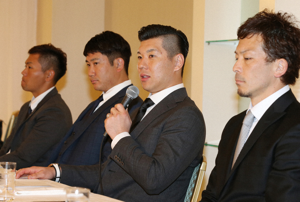 選手会の（左から）ソフトバンク・中村晃、巨人・菅野、巨人・炭谷、ソフトバンク・松田宣