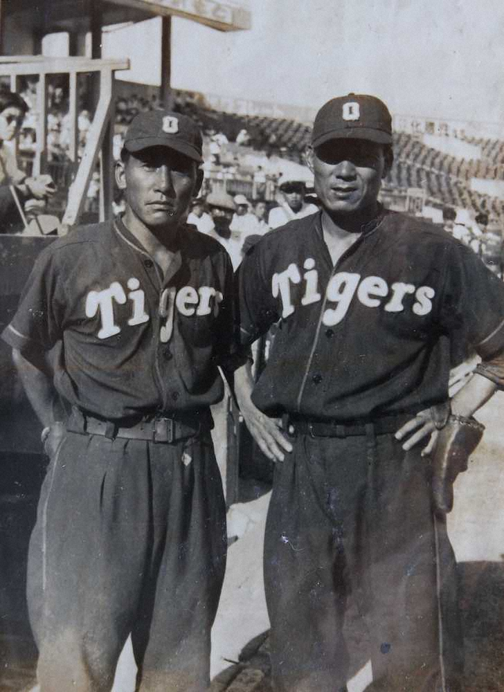 【画像・写真】監督兼投手の若林忠志（右）と主将・藤村富美男。1949年ごろ＝若林忠晴氏所蔵＝