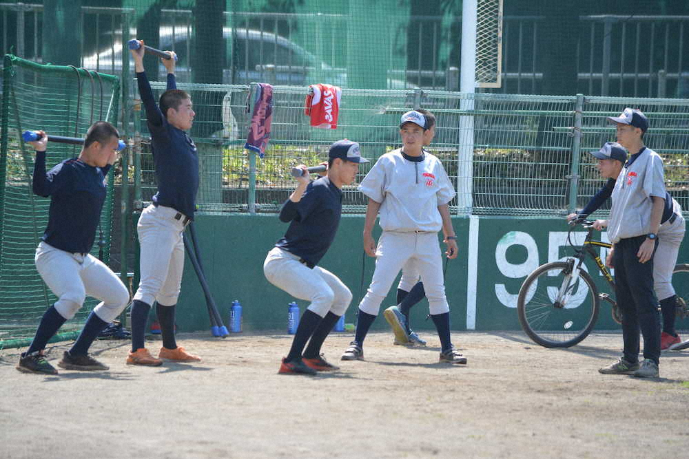ドラフト候補の松本（左から3人目）ら投手のトレーニングを見守る横浜の村田新監督（同4人目）