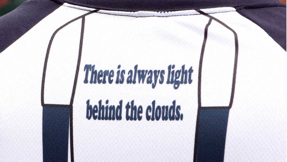 鍵谷がプレゼントしたTシャツの背中には英語で「雲の向こうはいつも青空」と入っている