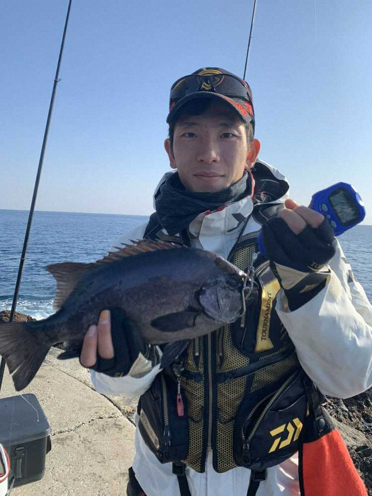 今年1月に宮崎・延岡の沖でイシダイを釣り上げた戸郷（母・ヒトミさん提供）