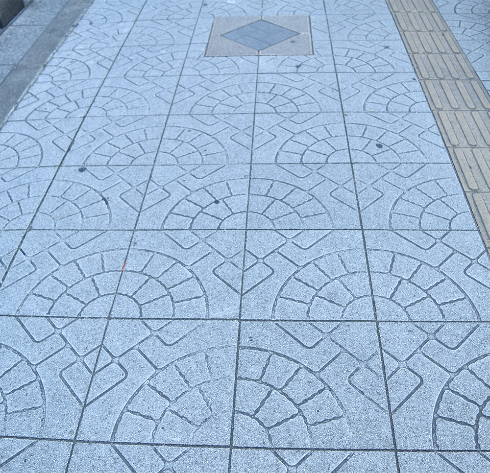JR森ノ宮駅からキューズモールへは野球場の形をしたタイルが誘ってくれる