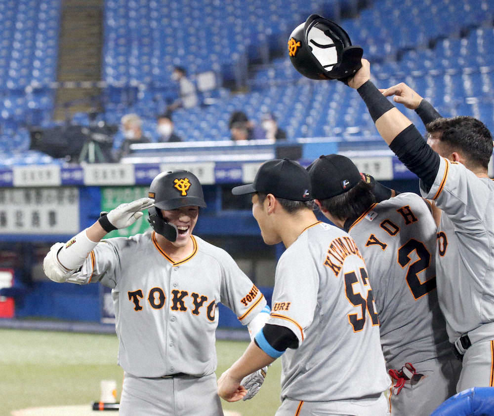 【画像・写真】巨人、代打・重信の逆転2ランで劇的1勝　ヤクルトは開幕戦に続いて40歳・石川の白星を消す