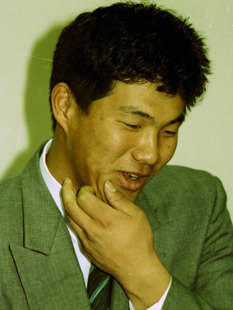 90年12月、人命救助でセ・リーグ会長から特別表彰を受けた中日・山崎武司