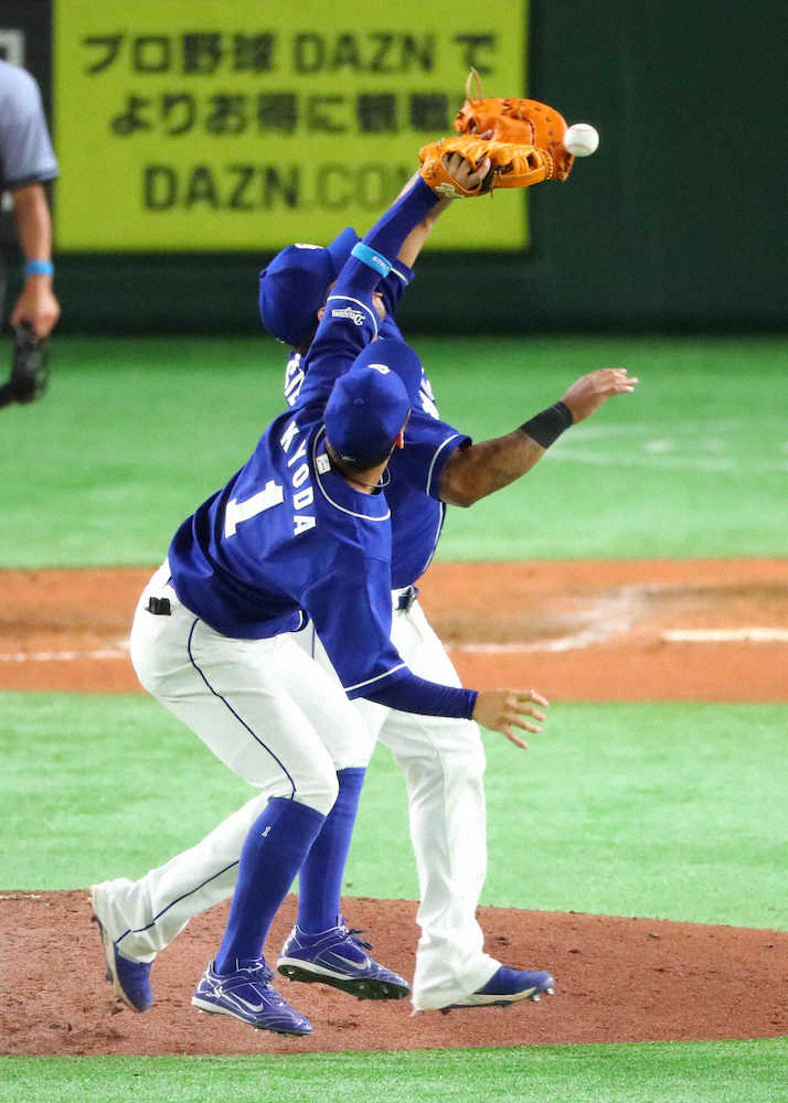 中日・与田監督　ビシエド、京田が交錯…痛恨落球に苦言「捕ってあげないと。流れ悪くした」