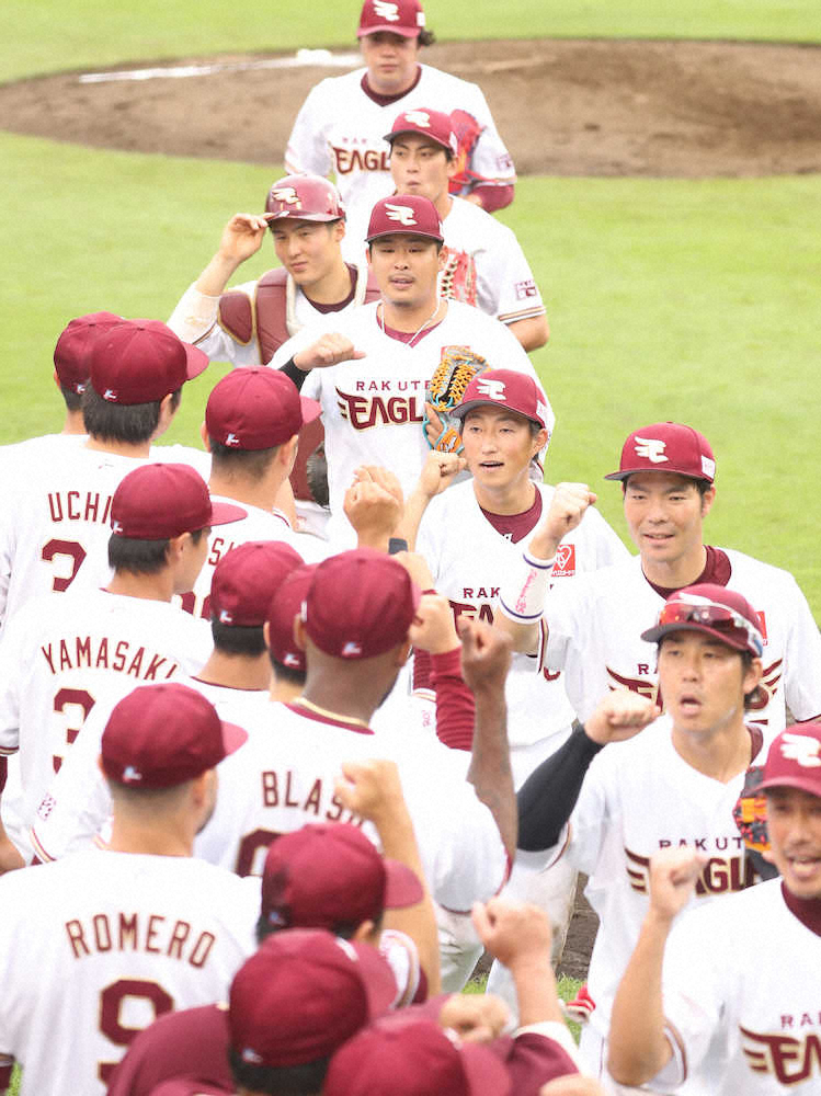 【画像・写真】＜楽・ロ＞ロッテに勝利し、エアタッチを交わす浅村（上から4人目）ら楽天ナイン（撮影・吉田　剛）