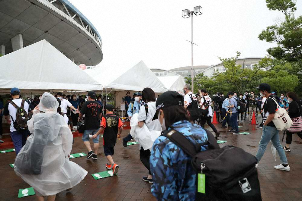 スタジアムにファンが戻って来た！ほっと神戸の巨人戦、対策徹底で入場開始