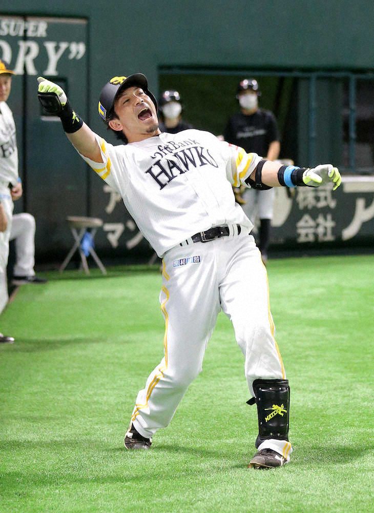 ＜ソ・楽＞2回、右越えに本塁打を放った松田宣は「熱男」斗叫ぶ（撮影・中村　達也）