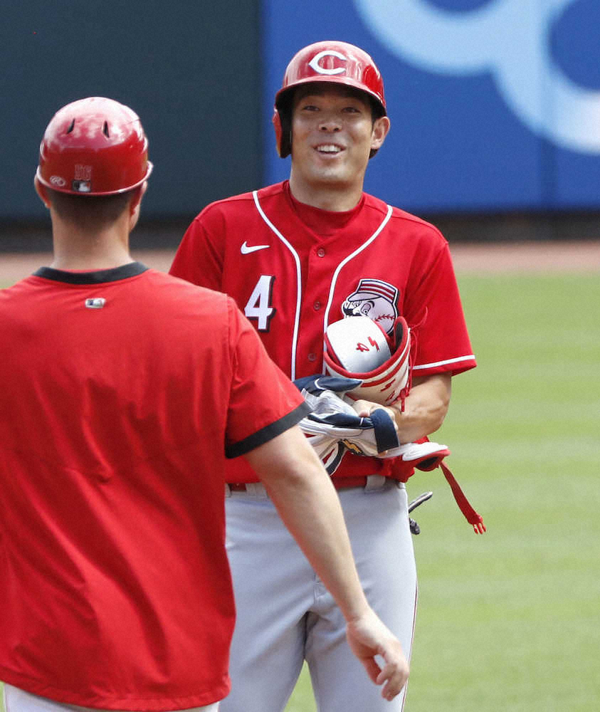 紅白戦の第3打席でこの試合2本目となる右翼線二塁打を放ち、塁上で笑顔を見せるレッズ・秋山（共同）
