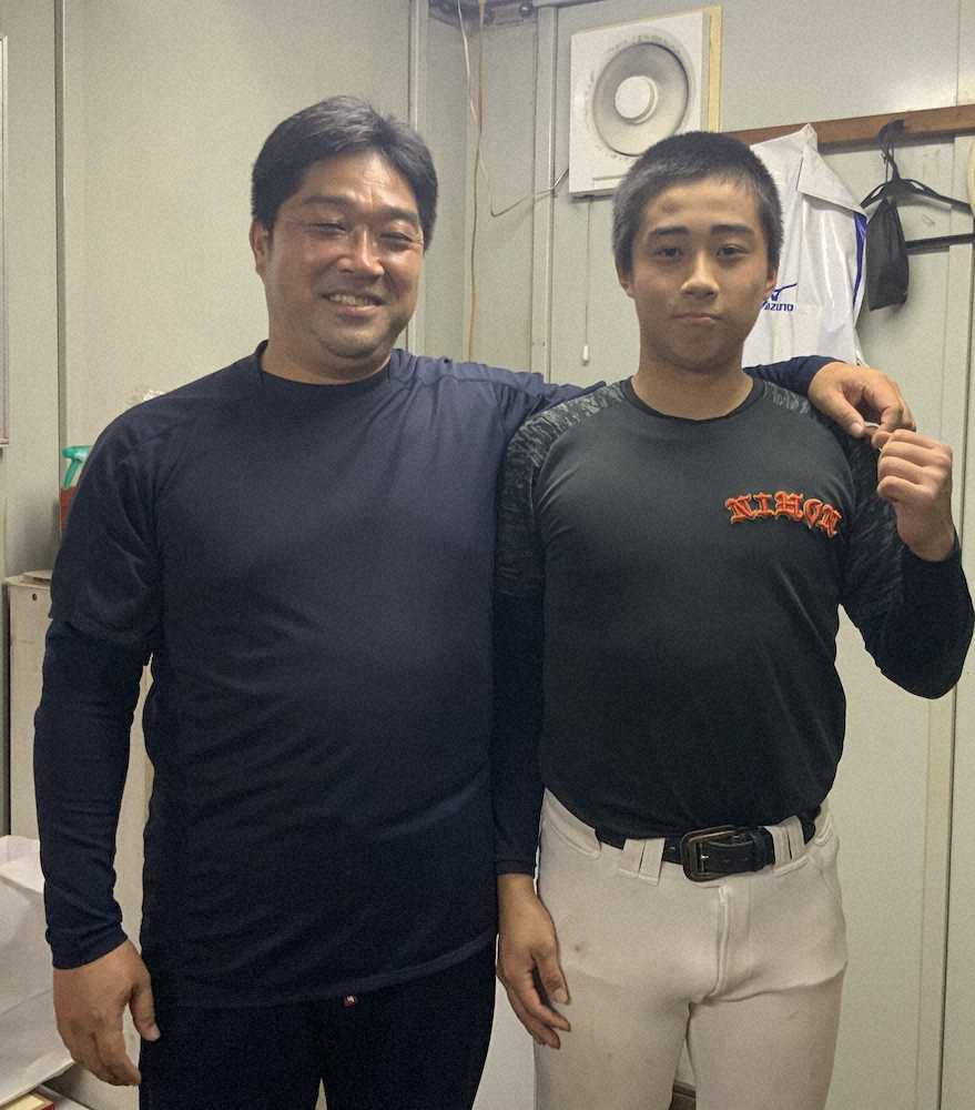 最後の夏を迎える日大藤沢の山本秀明監督（左）と長男の晃聖内野手（右）