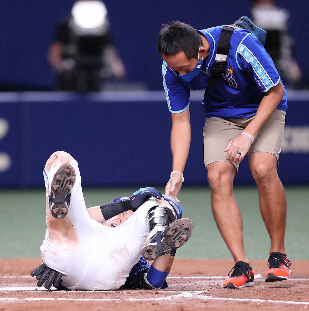 DeNA・伊藤光　左膝自打球直撃で途中交代　ラミレス監督「それほど重症ではない」