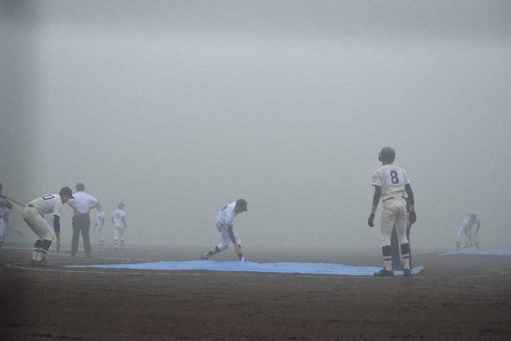 山梨高校野球独自大会「霧中」の開幕　濃霧で2時間中断も吉田が都留の猛追振り切る