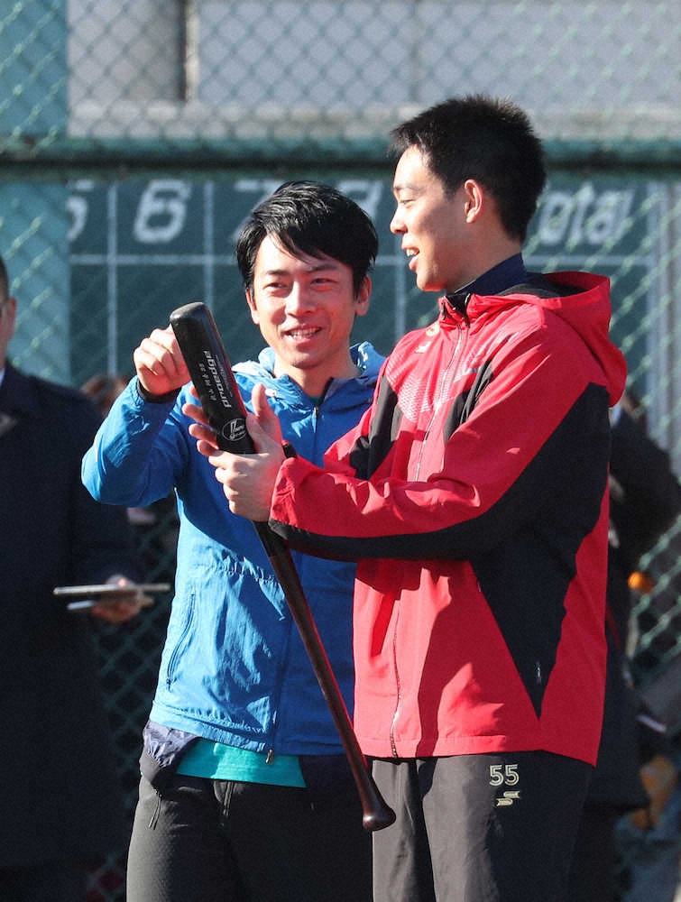 2017年12月、地元・横須賀で秋山主催の野球教室に参加した小泉進次郎氏（左）と秋山