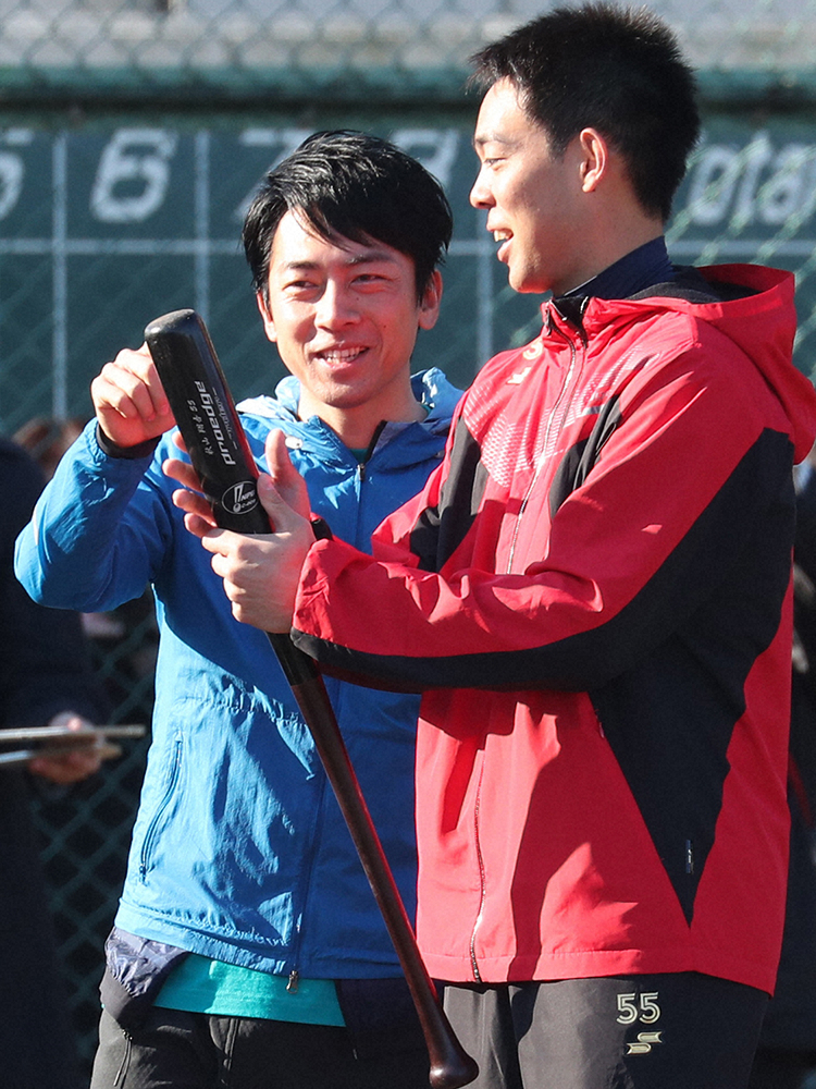 【画像・写真】小泉進次郎氏　レッズ・秋山のメジャーデビュー祝福「特別な日になりました」