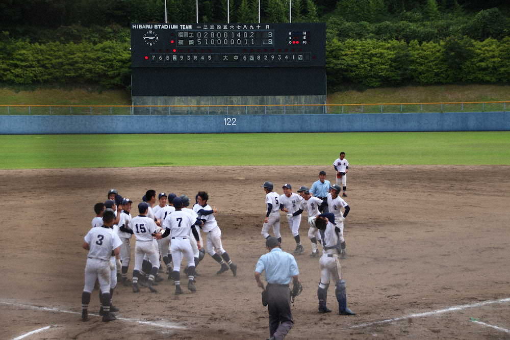 【画像・写真】サヨナラ勝ちに喜びを爆発させる福岡高ナイン