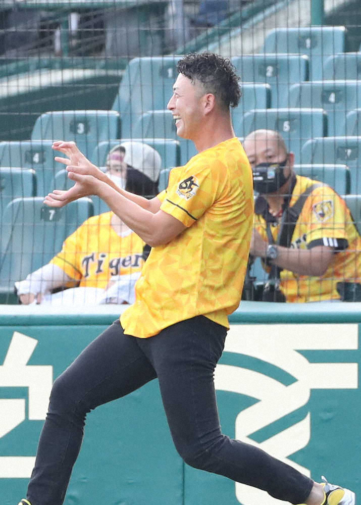 阪神OB今成氏　試合前にモノマネ披露で爆笑ゲット