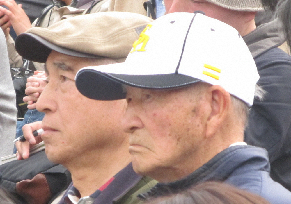 ＜早大学院・早実＞ソフトバンクの帽子をかぶり試合を観戦する宮井勝成さん（右）（2015年撮影）
