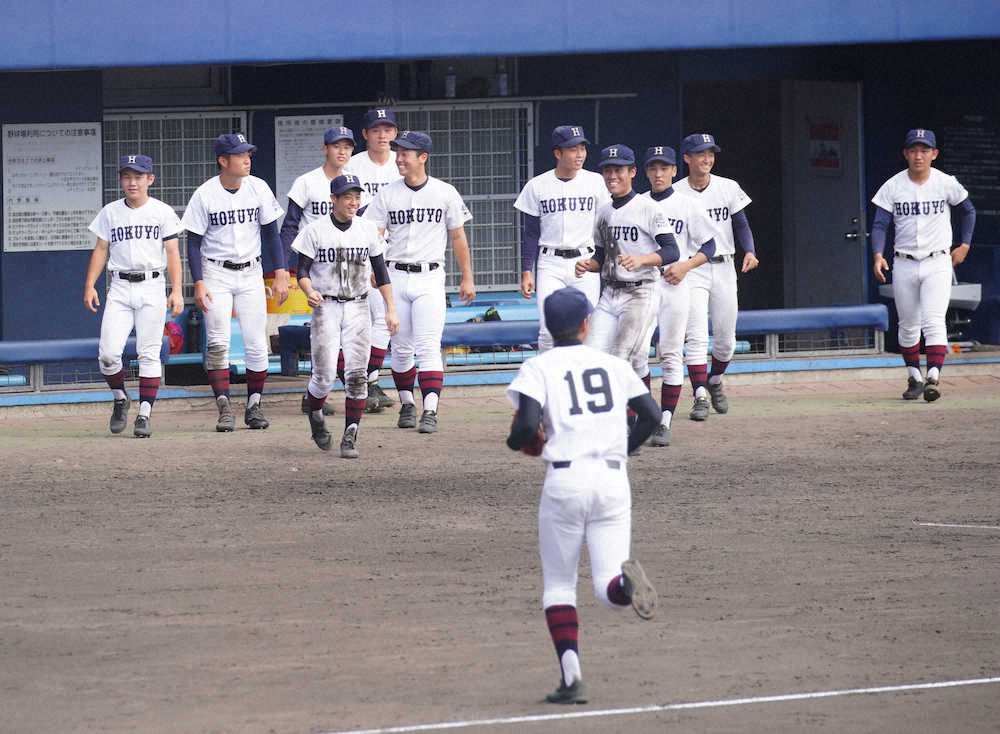 【画像・写真】＜関大北陽・大阪学院＞5回コールドの大勝にベンチを飛び出す北陽ナイン（撮影・井垣　忠夫）