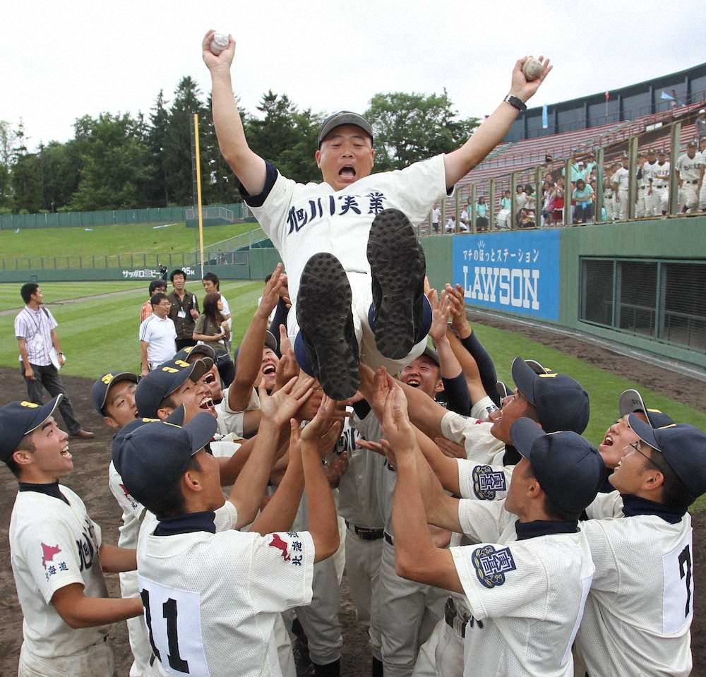 10年夏の北北海道大会で優勝して胴上げされる岡本大輔監督