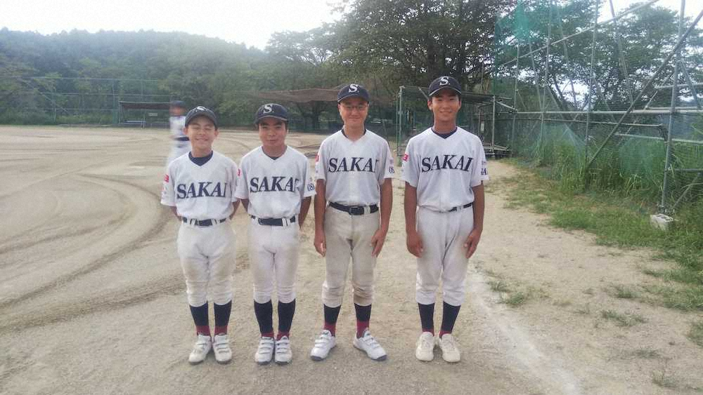 笑顔で写真に納まるポニーリーグ・堺の4選手