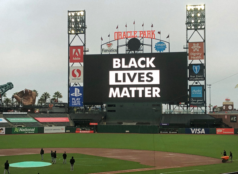 試合が延期された米サンフランシスコの球場。スコアボードには「ブラック・ライブズ・マター」のスローガン（AP）