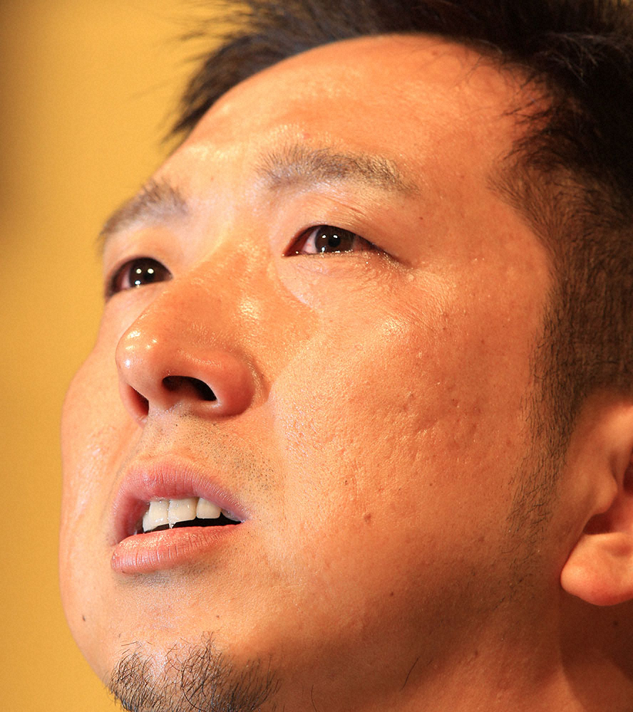 2015年11月24日、古巣・阪神への入団会見で、感極まって涙を流す藤川