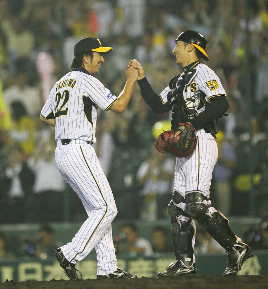 08年に、通算100セーブを挙げた阪神の藤川球児投手と、祝福する矢野輝弘捕手