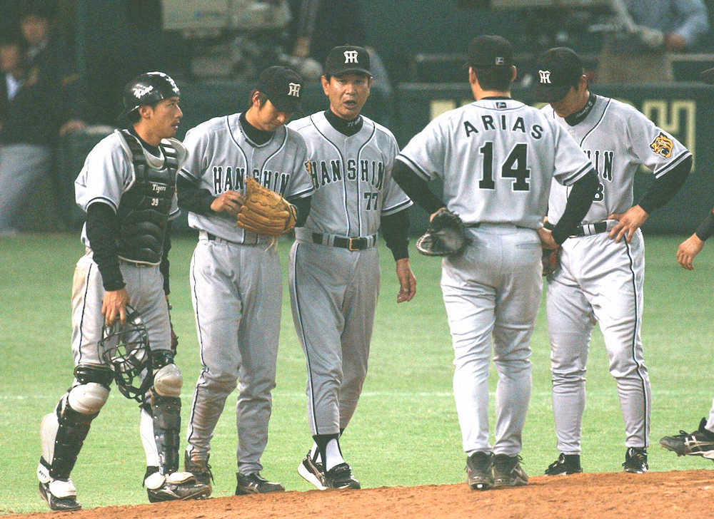 03年4月11日の巨人戦で、9回裏、同点3ラン本塁打を浴び、星野仙一監督（中央）に励まされる藤川球児（左から2人目）。左は矢野輝弘捕手。
