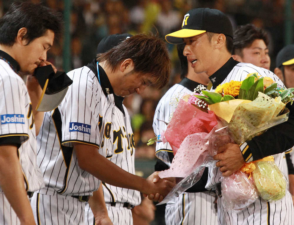 10年9月、矢野（右）の引退試合で勝利を飾れず、頭を下げて握手を交わす藤川