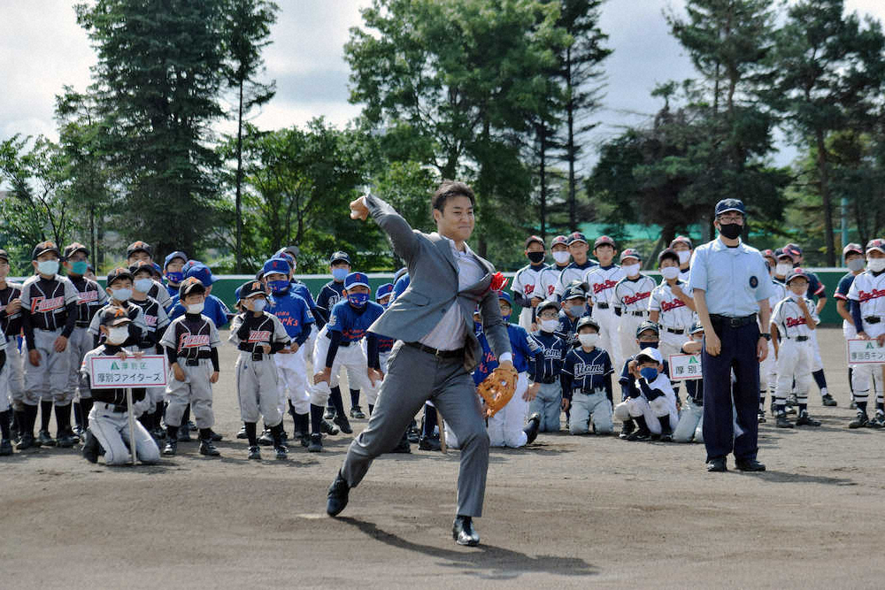 日本ハム「ファイターズ基金」で札幌・厚別区の少年野球場改修　田中SAが落成式典で始球式