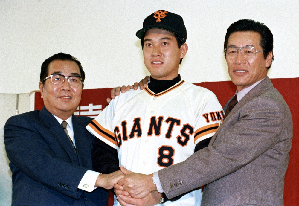 80年12月、原辰徳選手（中央）の入団発表で正力オーナー（左）らと握手する藤田巨人監督