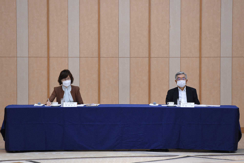 オーナー会議に出席した斉藤惇コミッショナー（右）とDeNA・南場智子オーナー（C）NPB/BBM2020