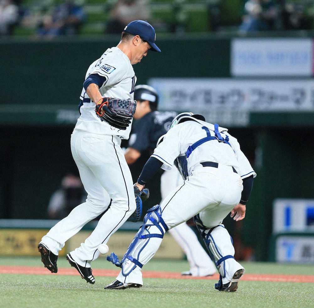 ＜西・ロ＞2回、菅野の送りバントの打球をファンブルする森（右）、左は内海（撮影・尾崎　有希）