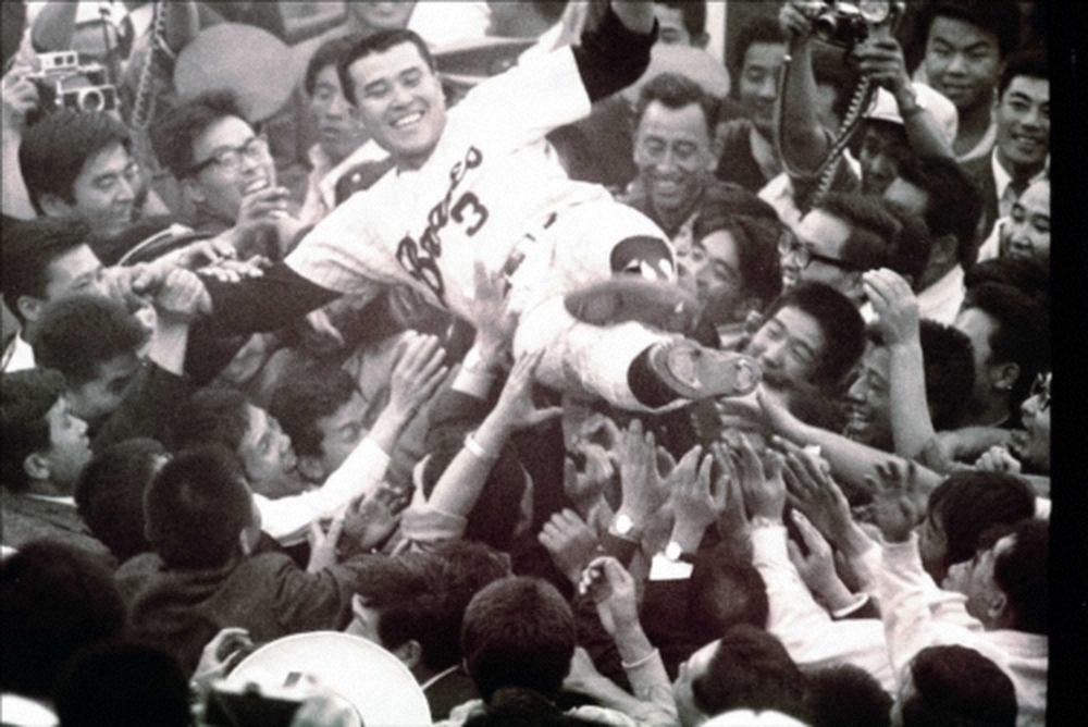 1967年10月1日、阪急初優勝の試合後、ファンに胴上げされる長池