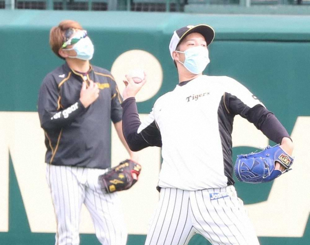 阪神　選手、コーチら全員がマスク着用したまま練習