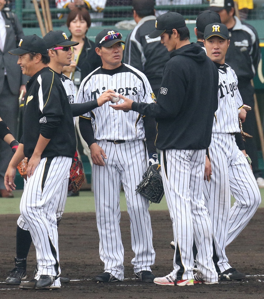 2013年4月14日、鳥谷敬（左から２人目）からプロ初勝利のウイニングボールを受けとる藤浪（右から２人目）
