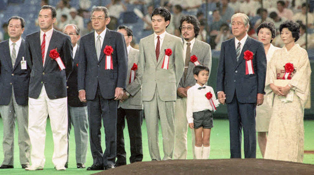 西本幸雄氏（右から2人目）の野球殿堂入り表彰式に出席した孫の大家正弘君（同3人目＝当時5歳）。右端は妻・和子さん。同時に殿堂入りした別当薫氏、長嶋茂雄氏の姿も見える（1988年7月26日、東京ドーム）
