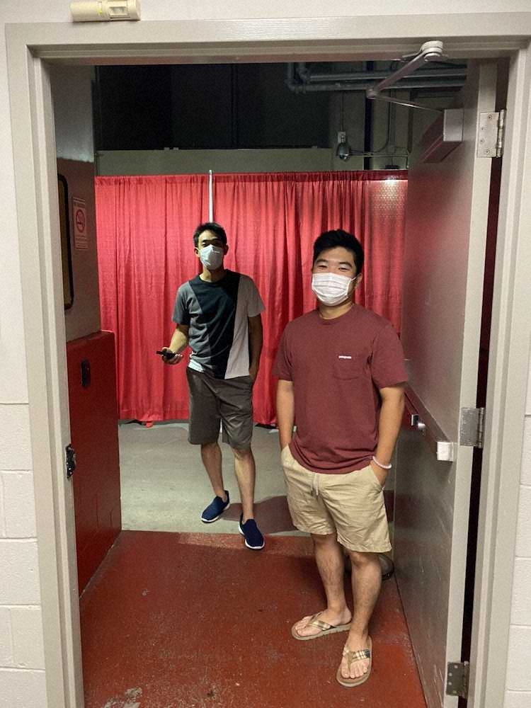 サマーキャンプ中にマスク姿で球場入りする秋山（左）とルーク篠田通訳兼広報
