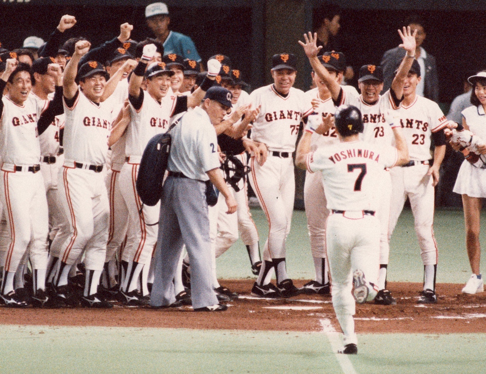 1990年9月8日、吉村禎章外野手⑦（右手前）が延長１０回にサヨナラ本塁打を放ち史上最短のリーグ優勝