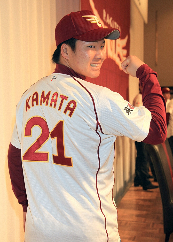 2011年12月の楽天入団発表で背番号「21」のユニホームを着たガッツポーズする釜田
