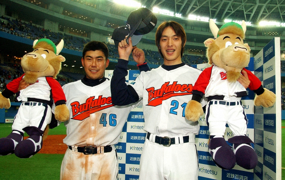 04年、ヒーローインタビューでファンの声援にこたえる大阪近鉄バファローズの岩隈久志投手（右）と北川博敏内野手