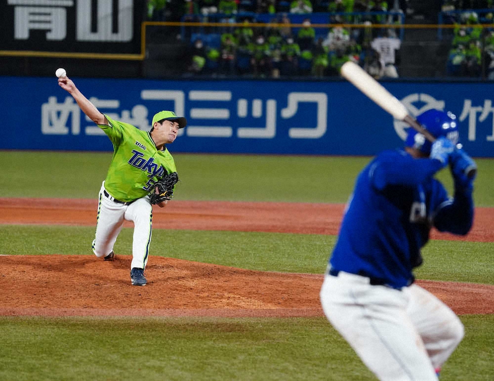 【画像・写真】ヤクルト・五十嵐　引退登板に大歓声　1球で打ち取り笑顔