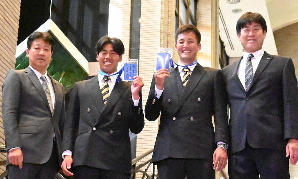 指名あいさつで笑顔の（左から）ヤクルト・伊東編成部長、2位の山野、4位の元山、斉藤スカウト（撮影・柳内　遼平）